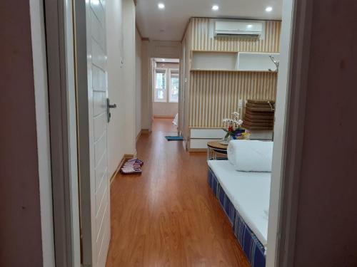 simple 14 nha chung – Hanoi, NY