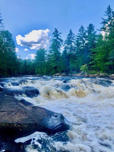 ที่เที่ยวใกล้ที่พัก, Chalet en bois rond Mauricie in แซ็ง อเลซี เด มงต์ (ควิเบ)