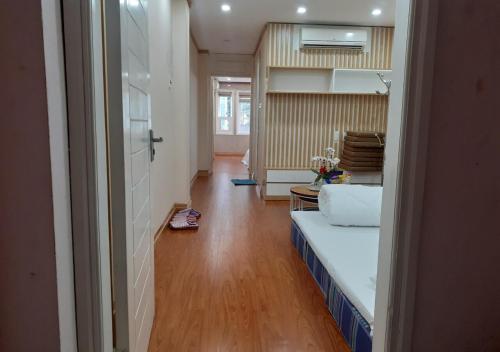 simple 14 nha chung – Hanoi, NY