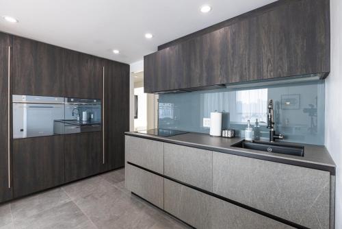 Amazing Location - 2BDRM/2BATH - right on Robson in Vancouver, Canada