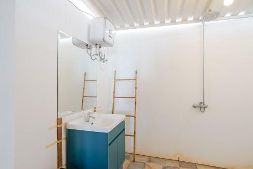One-Bedroom Bungalow image 1