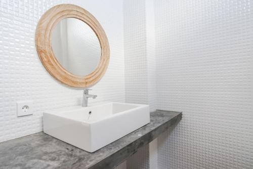 One-Bedroom Apartment image 7