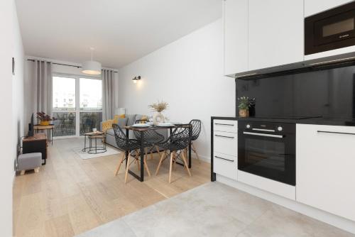 Modern & Bright Apartment with Parking and Balcony by Noclegi Renters, Warsaw (photo 9)