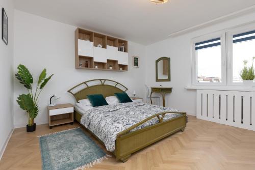 Elegant Warsaw Apartment with AC 550 m to Copernicus Science Centre by Noclegi Renters, Warszawa