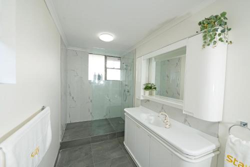 Zuhanyzó, StayAU Pet Friendly Ringwood 3BR House FREE Parking Netflix in Mitcham