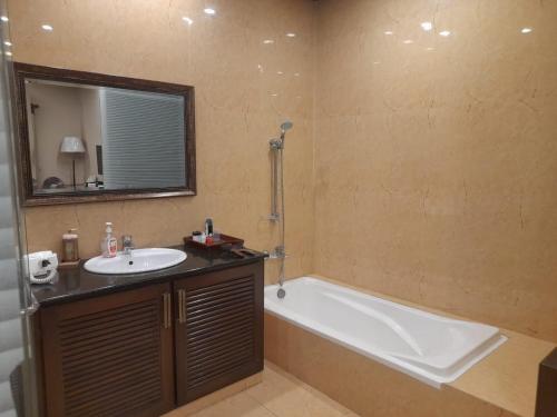 Deluxe Double or Twin Room image 2