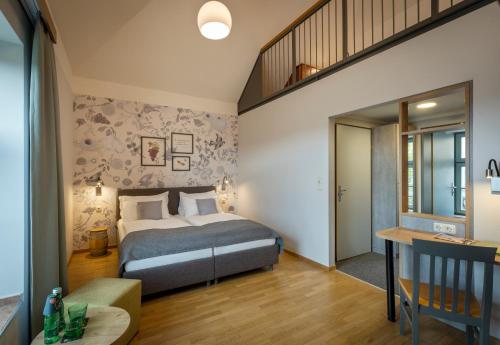 1 queen bed, 3 twin beds