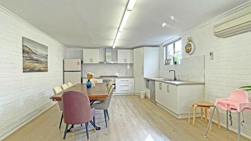 Konyha, StayAU Pet Friendly Ringwood 3BR House FREE Parking Netflix in Mitcham