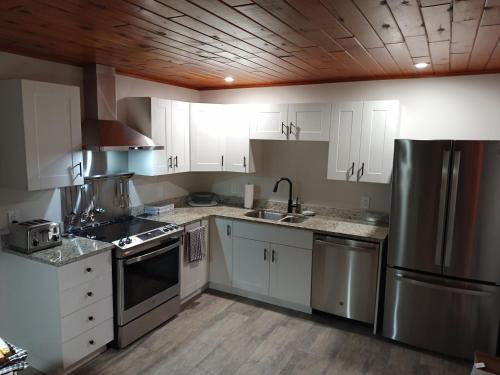 Konyha, Fireside - Waterfront Resort Style Executive Cottage in Moore Falls