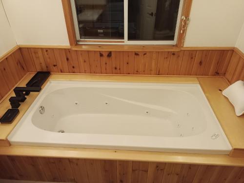 Fürdőszoba, Fireside - Waterfront Resort Style Executive Cottage in Moore Falls