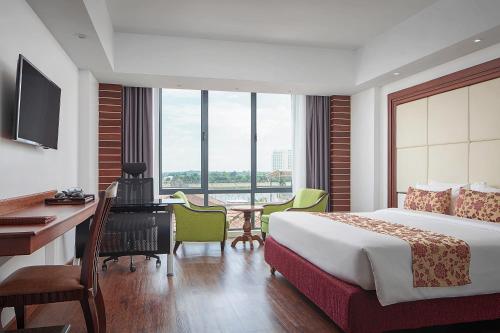 Shared lounge/TV area, Ohana Phnom Penh Palace Hotel in Phnom Penh