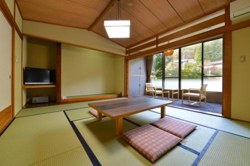 Japanese Style Room - Shared Bathroom - Smoking - No Elevator Access - West Building