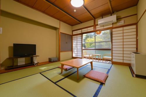 Japanese Style Room - Shared Bathroom - No Elevator Access 