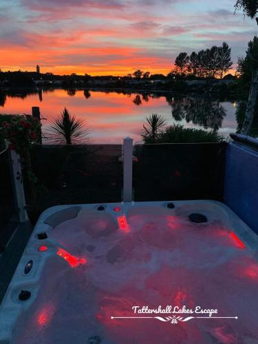 Meridian Tattershall Lakes Escape - Lakeside lodge caravan with a fishing peg LUXURY HOT TUB