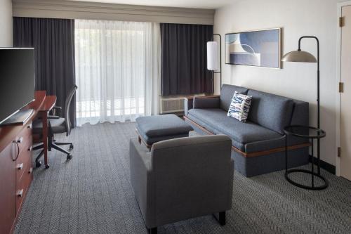1 king bed, 1 sofa bed