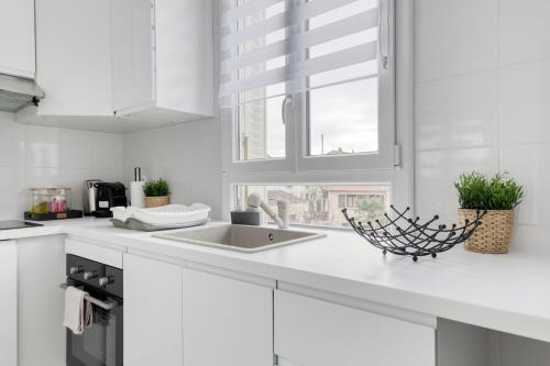Kitchen, Maison 4 chambres - 12 personnes - Parking Prive - Metro 7 - Rer B - in La Courneuve