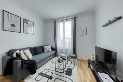 Shared lounge/TV area, Maison 4 chambres - 12 personnes - Parking Prive - Metro 7 - Rer B - in La Courneuve