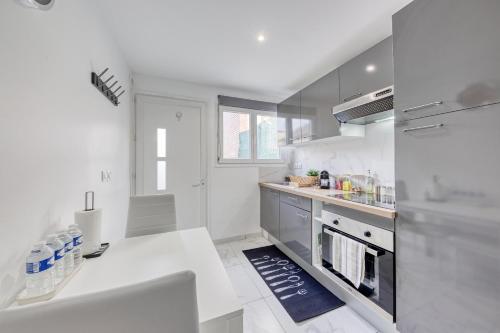 Kitchen, Maison 4 chambres - 12 personnes - Parking Prive - Metro 7 - Rer B - in La Courneuve