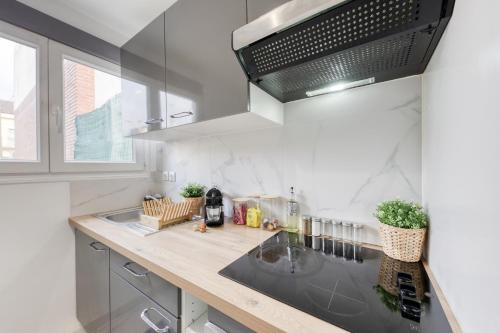 Kitchen, Maison 4 chambres - 12 personnes - Parking Prive - Metro 7 - Rer B - in La Courneuve
