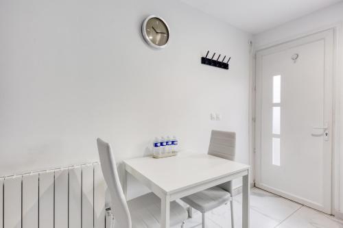 Facilities, Maison 4 chambres - 12 personnes - Parking Prive - Metro 7 - Rer B - in La Courneuve