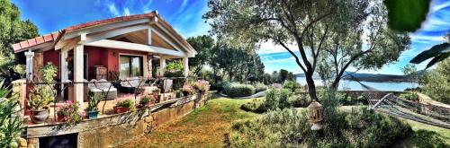 Domus de Rocas Holiday House