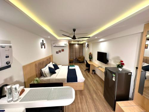 Aaj Studio Apt by Grand Anukampa with Pool