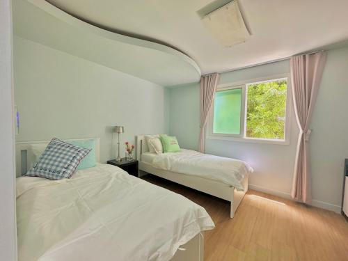 חדר שינה, LALA Guesthouse near Jeolmul Natural Forest Resort