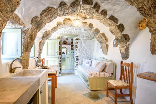 Messes Traditional Stone House with Amazing Sea View – khách sạn tại Mandraki