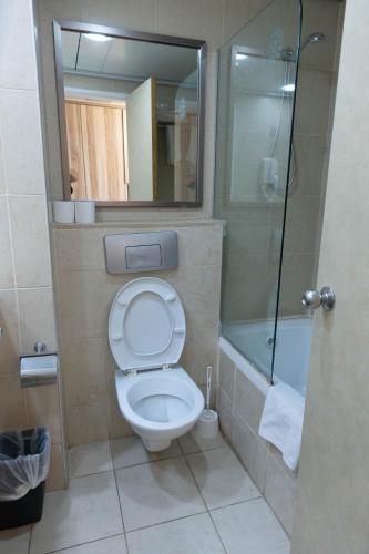 Standard Double Room image 5