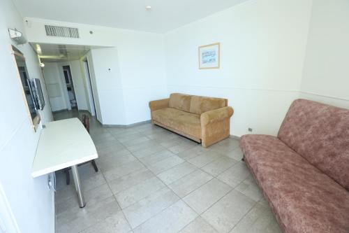 Adi Hotel - image 2