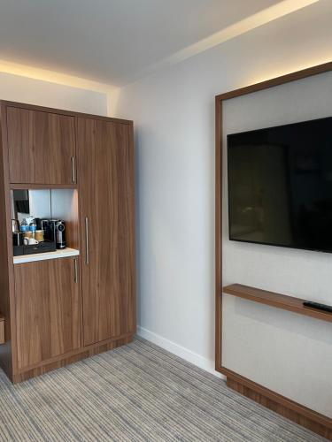 Courtyard by Marriott London Heathrow Airport - image 2