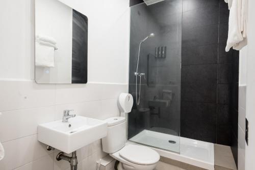 Quadruple Room with Private Bathroom image 3