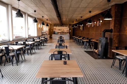 餐厅, City Hotel B&B, reception 24 7, 800m od-from R1, free parking in 班斯卡比斯特里采