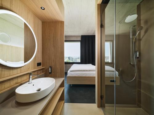 room detail thumbnail 2