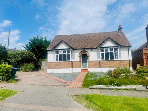 Cozy bungalow in great location - Cuffley