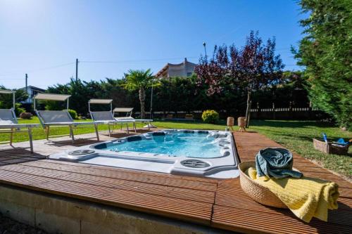 Romantic Apartment With Hot Tub - Happy Rentals