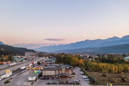 Holiday Inn Express Golden-Kicking Horse, an IHG Hotel