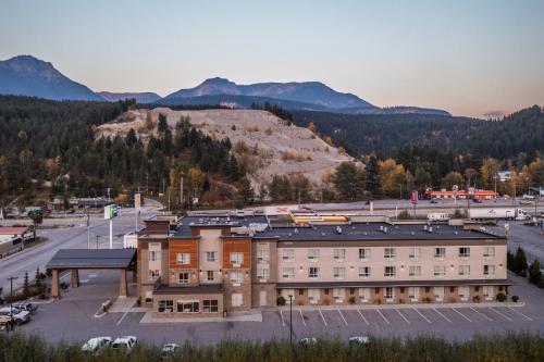 Holiday Inn Express Golden-Kicking Horse, an IHG Hotel