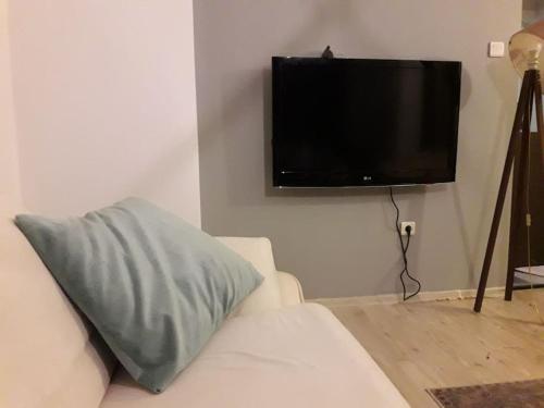 Guzelyalida çok merkezi yerde tatlı ve şirin daire