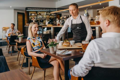 Metropolitan Old Town Hotel - image 4