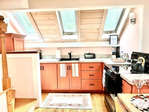 Luxury Farm Stay-Glenrose Cottage-Wolf Pine Hollow in Hancock, USA