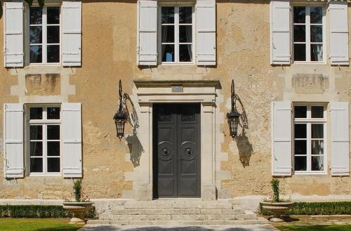 Le Logis du Pere Stop at Relais Du Silence Le Logis Du Péré to discover the wonders of Saint-Coutant-le-Grand. The hotel offers guests a range of services and amenities designed to provide comfort and convenience. F