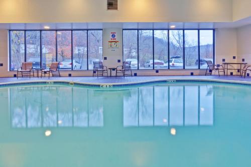 Swimming pool, Holiday Inn Express Winfield By IHG in Scott Depot (WV)