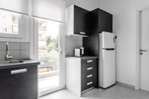 Breezy 2BR Apartment by Marina Flisvos by UPSTREET - image 5