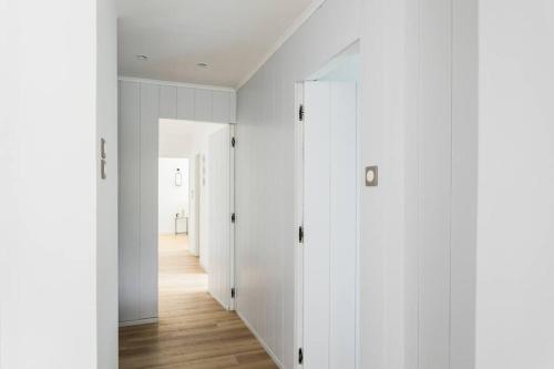 Breezy 2BR Apartment by Marina Flisvos by UPSTREET - image 6