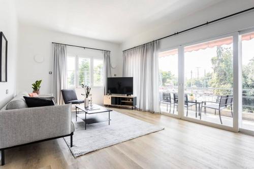 Breezy 2BR Apartment by Marina Flisvos by UPSTREET - image 8