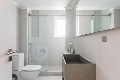 Breezy 2BR Apartment by Marina Flisvos by UPSTREET - image 12