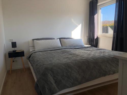 Modernes 2,5 Zimmer Apartment in Eppelborn, privater Eingang, eigener Parkplatz und Terrasse, Deine Ferienwohnung in Eppelborn mitten im Herzen des Saarlandes