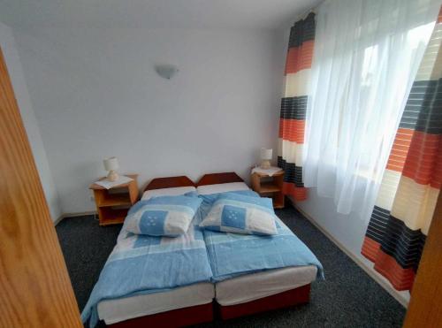 2 bedrooms, 3 beds