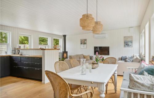 Cozy Home In Dronningmlle With Kitchen